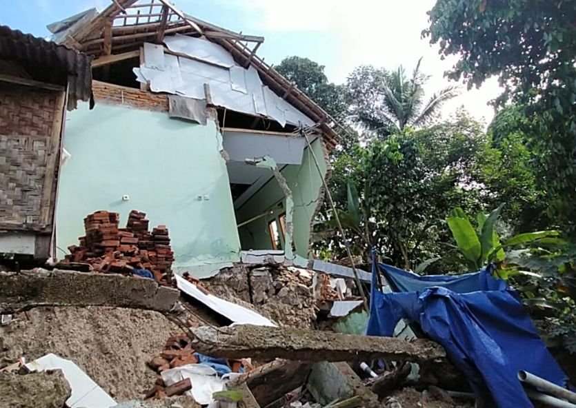 Bantaran Sungai Ciujung di Bojongmanik Longsor, Satu Rumah Rusak Berat