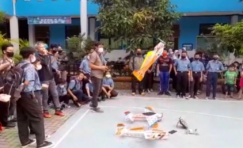 Murid SMPN 29 Kota Tangerang Diajari Rakit Pesawat