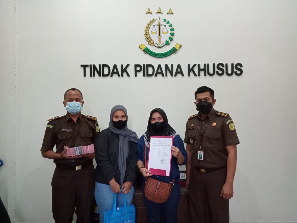 Terpidana Dugaan Korupsi Dana Bantuan Penanggulangan Padi Puso Serahkan Uang Pengganti Rp 120 Juta 1 Terpidana Dugaan Korupsi Dana Bantuan Penanggulangan Padi Puso Serahkan Uang Pengganti Rp 120 Juta