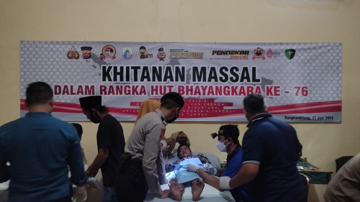 Puluhan Anak Tidak Mampu di khitanan di Polsek Rangkasbitung Dalam Rangka HUT Bhayangkara ke 76