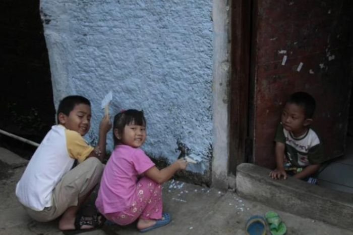 Ridwan Kamil Bagikan Potret Masa Kecil Eril Saat Bantu Cat Rumah Tak Layak Huni, Ini Momennya