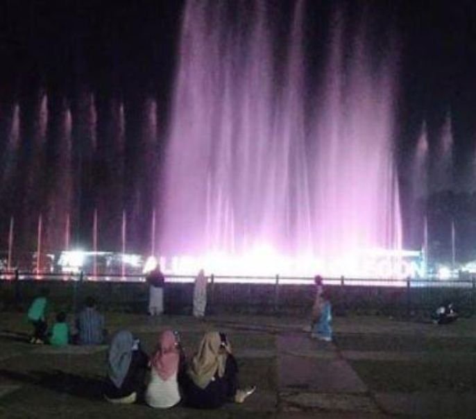 Alun-alun Kota Cilegon Kembali Dibuka, Air Mancurnya Masih Menjadi Sorotan Warga 5 Alun-alun Kota Cilegon Kembali Dibuka, Air Mancurnya Masih Menjadi Sorotan Warga