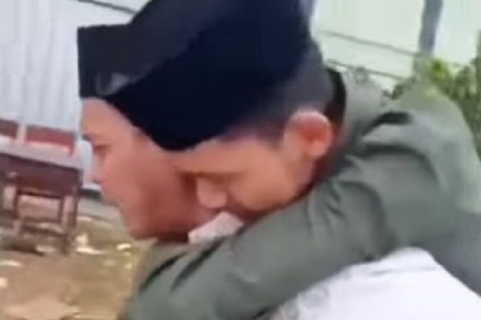 Menangis Tersedu-sedu, Ayah Ini Bangga dan Gendong Anaknya yang Jadi Hafidz Quran Keliling Lapangan 1 Menangis Tersedu-sedu, Ayah Ini Bangga dan Gendong Anaknya yang Jadi Hafidz Quran Keliling Lapangan