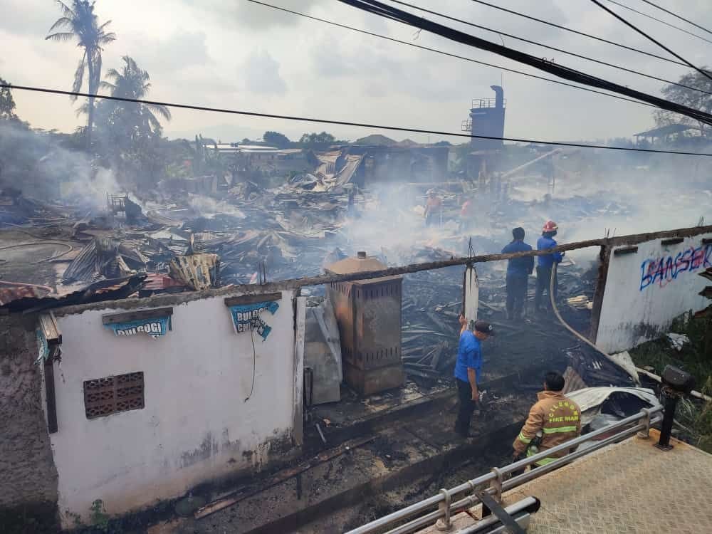 Pabrik Palet di Kabupaten Serang Ludes Terbakar, 6 Jam Api Belum Padam 5 Pabrik Palet di Kabupaten Serang Ludes Terbakar, 6 Jam Api Belum Padam