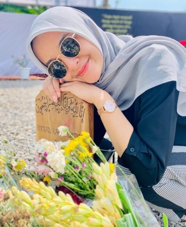 Kembali Ziarah ke Makam Eril, Nabila Ishma Tepati Janji untuk Tidak Nangis 2 Kembali Ziarah ke Makam Eril, Nabila Ishma Tepati Janji untuk Tidak Nangis