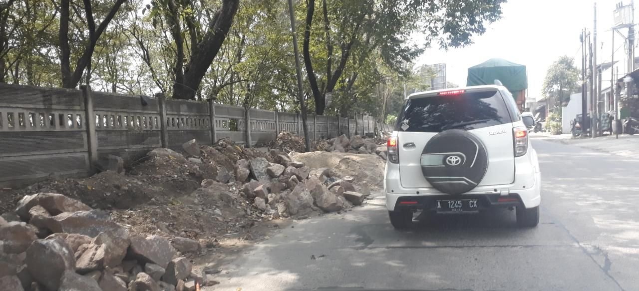 Pemagaran Lahan Krakatau Steel Diduga Mengakibatkan Penyempitan di Jalan Raya Anyer