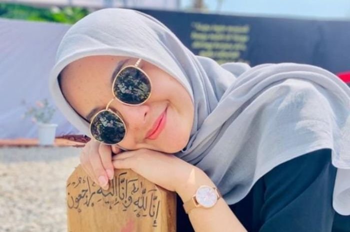 Peluk Nisan Eril, Nabila Ishma Tepati Janji Kepada Sang Kekasih: See U Again AA