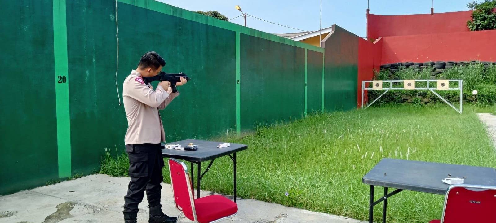 Latihan Menembak di Polres Lebak Terjadwal Para Perwira Wajib Mengikutinya
