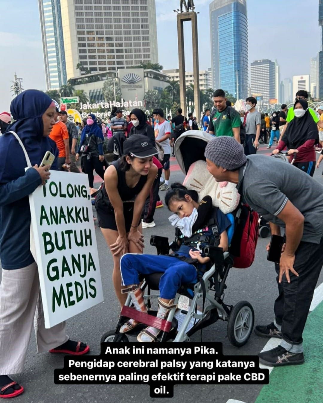 Viral, Ibu Bawa Anaknya yang Sakit Penyakit Cerebral Palsy di Acara CFD Jakarta Minta Ganja Medis