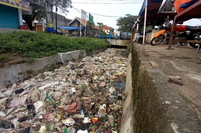 Sampah Menumpuk di Saluran Irigasi Kranggot Kota Cilegon, DPRD Minta DPUTR Imbangi Kinerja Walikota 5 Sampah Menumpuk di Saluran Irigasi Kranggot Kota Cilegon, DPRD Minta DPUTR Imbangi Kinerja Walikota