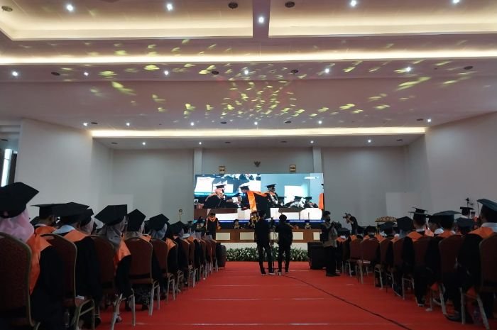 Unsera Kembali Gelar Wisuda Offline, Sang Rektor Wanti-wanti Beri Pesan Soal Ini 4 Unsera Kembali Gelar Wisuda Offline, Sang Rektor Wanti-wanti Beri Pesan Soal Ini
