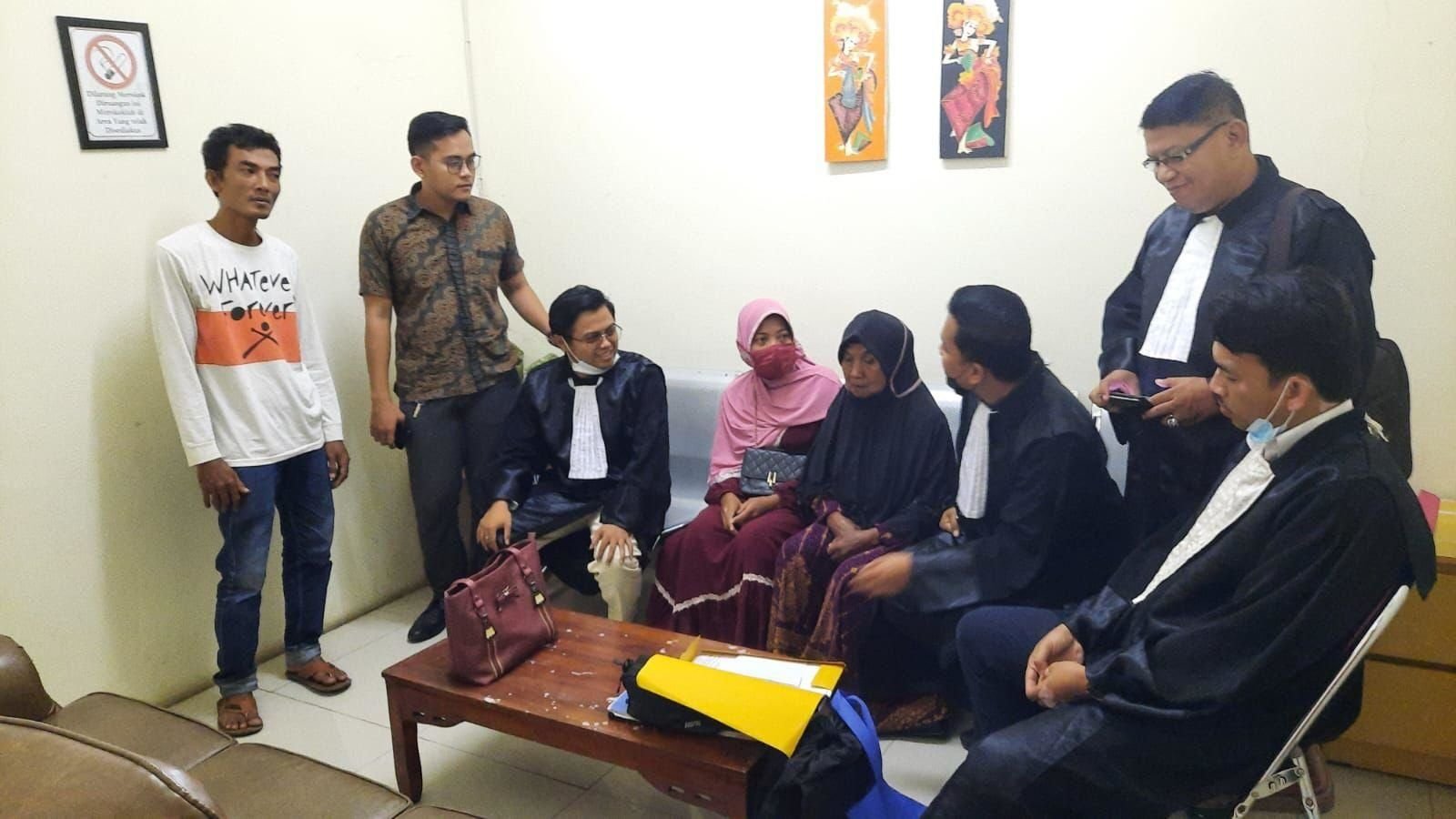 Gara-gara Aniaya Tetangga, Ibu dan Anak di Serang Terancam 2,8 Tahun Penjara 1 Gara-gara Aniaya Tetangga, Ibu dan Anak di Serang Terancam 2,8 Tahun Penjara