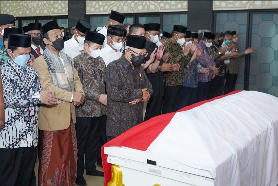Wapres Ma'ruf Amin Jadi Imam Sholat Jenazah Tjahjo Kumolo: Kita Kehilangan Orang Baik 10 Wapres Ma'ruf Amin Jadi Imam Sholat Jenazah Tjahjo Kumolo: Kita Kehilangan Orang Baik