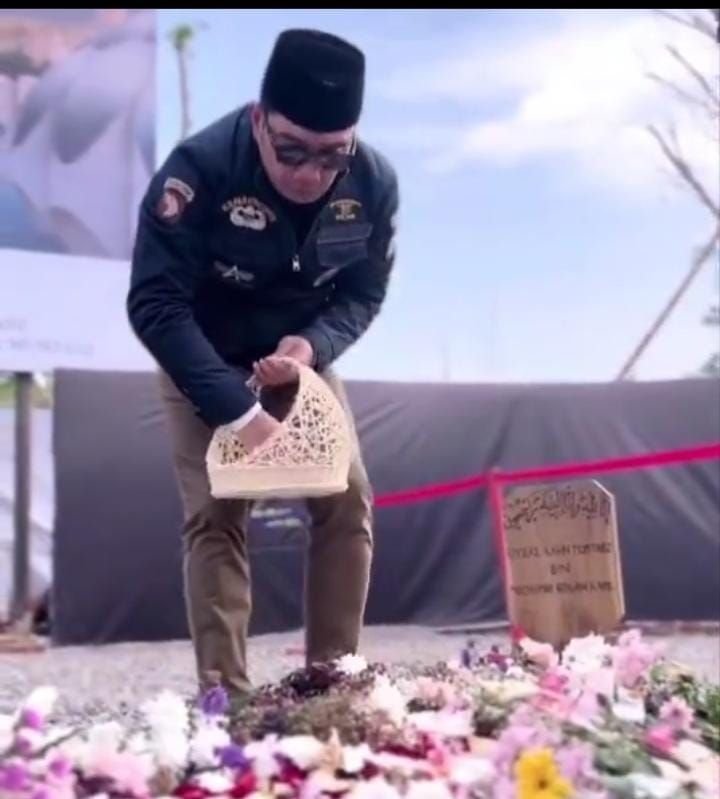 Selalu Muncul, Ridwan Kamil Titip Pesan kepada Kucing 'Penunggu' Makam Eril 2 Berhaji Atas Nama Eril, Ridwan Kamil Akan Pimpin 1700 Jemaah Haji Jawa Barat