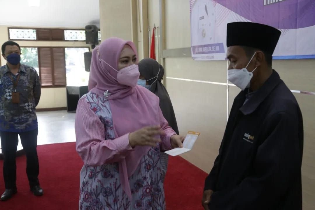 Warga Korban Bencana Alam di Pandeglang Terima Bantuan Anggaran Perbaikan Rumah 2 Warga Korban Bencana Alam di Pandeglang Terima Bantuan Anggaran Perbaikan Rumah