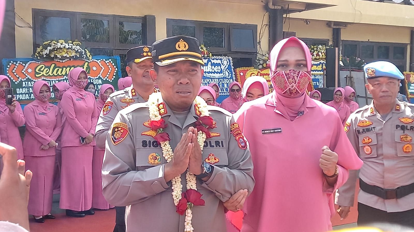 Sosoknya Dekat dengan Semua Kalangan di Cilegon, Pelepasan AKBP Sigit Haryono Penuh Haru 7 Sosoknya Dekat dengan Semua Kalangan di Cilegon, Pelepasan AKBP Sigit Haryono Penuh Haru