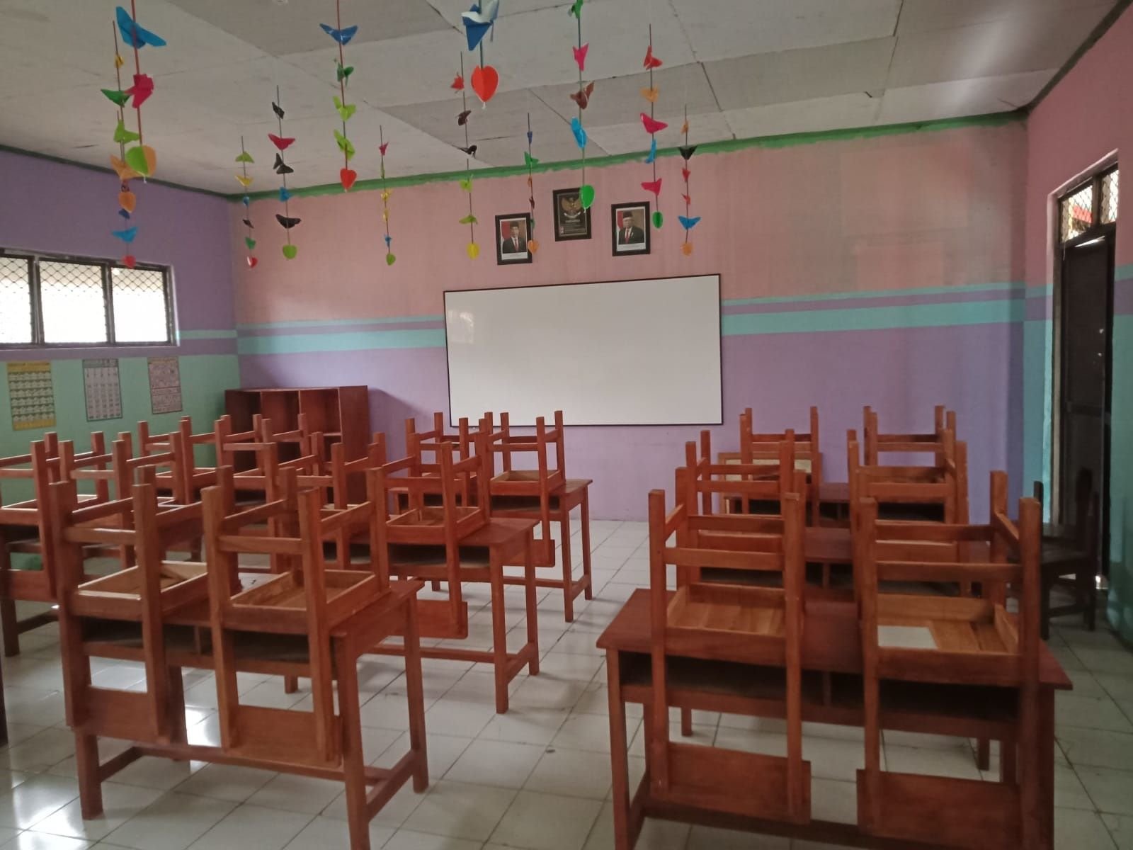 SDN 7 Labuan Berbenah Sambut Siswa Baru, Siapkan Ruang Kelas Cantik dan Guru Baru 9 SDN 7 Labuan Berbenah Sambut Siswa Baru, Siapkan Ruang Kelas Cantik dan Guru Baru