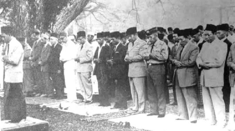 Cerita Upaya Pembunuhan Presiden Soekarno Saat Salat Idul Adha, Mata Penembak Mendadak Kabur 1 Cerita Upaya Pembunuhan Presiden Soekarno Saat Salat Idul Adha, Mata Penembak Mendadak Kabur
