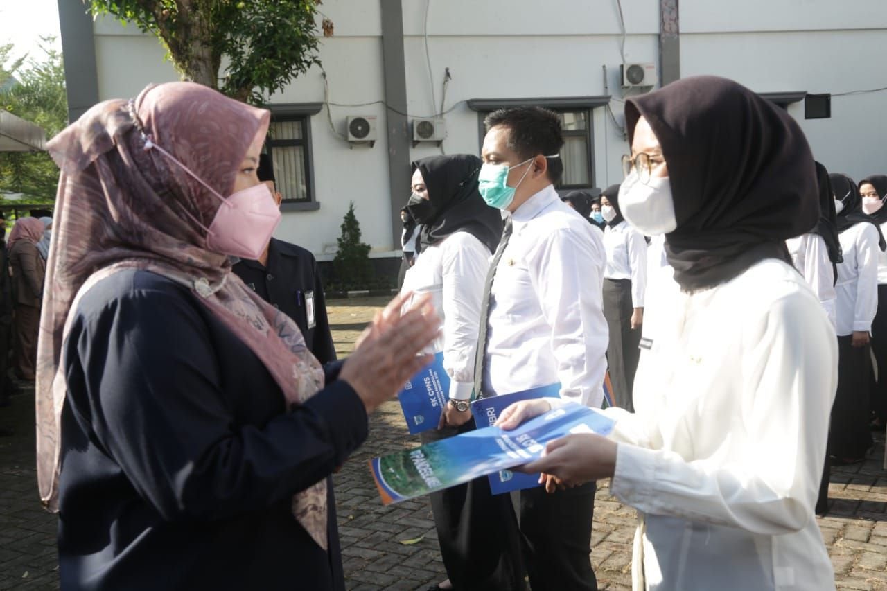 Bupati Irna Serahkan 430 SK CPNS Formasi Tahun 2021