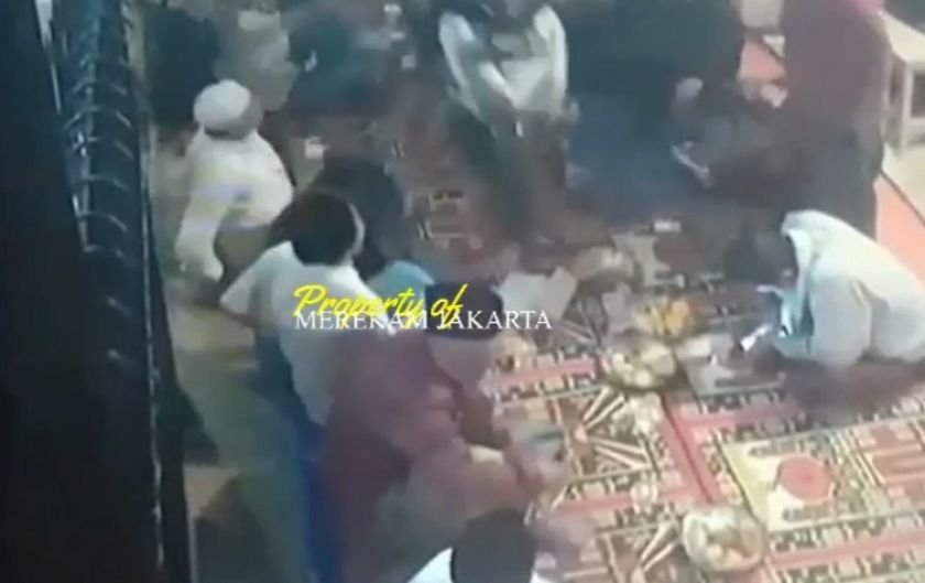 Pemotor Ini Terobos Acara Tahlilan di Jakarta Selatan, Barisan Makanan Warga Dilindas 1 Pemotor Ini Terobos Acara Tahlilan di Jakarta Selatan, Barisan Makanan Warga Dilindas