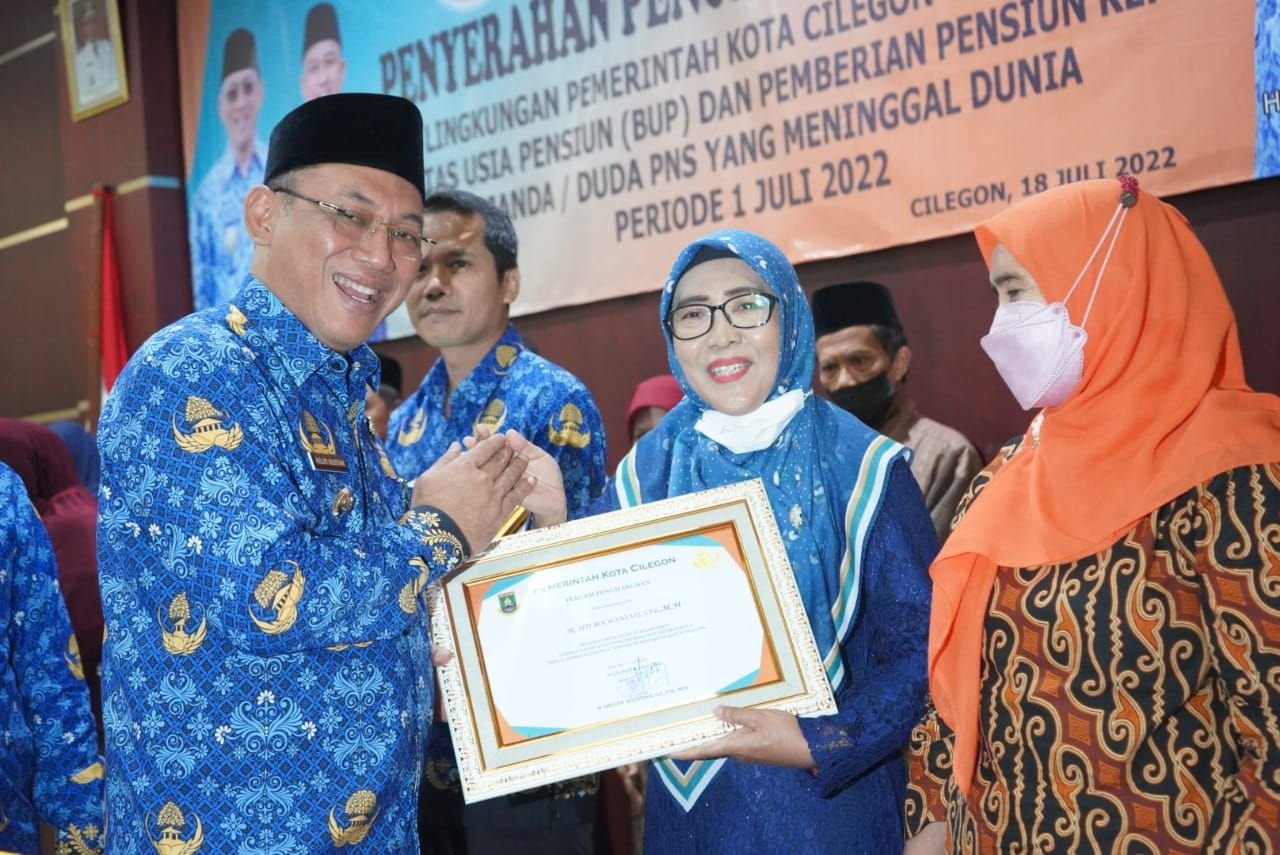 Beri Apresiasi ke Pensiunan PNS, Walikota Cilegon: Inspirasi Bagi Para Birokrat Penerus 10 Beri Apresiasi ke Pensiunan PNS, Walikota Cilegon: Inspirasi Bagi Para Birokrat Penerus