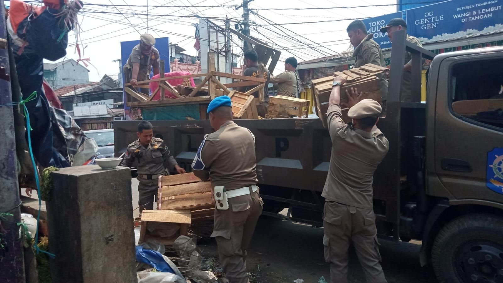 Bandel, Satpol PP Kota Serang Tertibkan PKL Yang Jualan di Trotoar dan Badan Jalan 1 Bandel, Satpol PP Kota Serang Tertibkan PKL Yang Jualan di Trotoar dan Badan Jalan