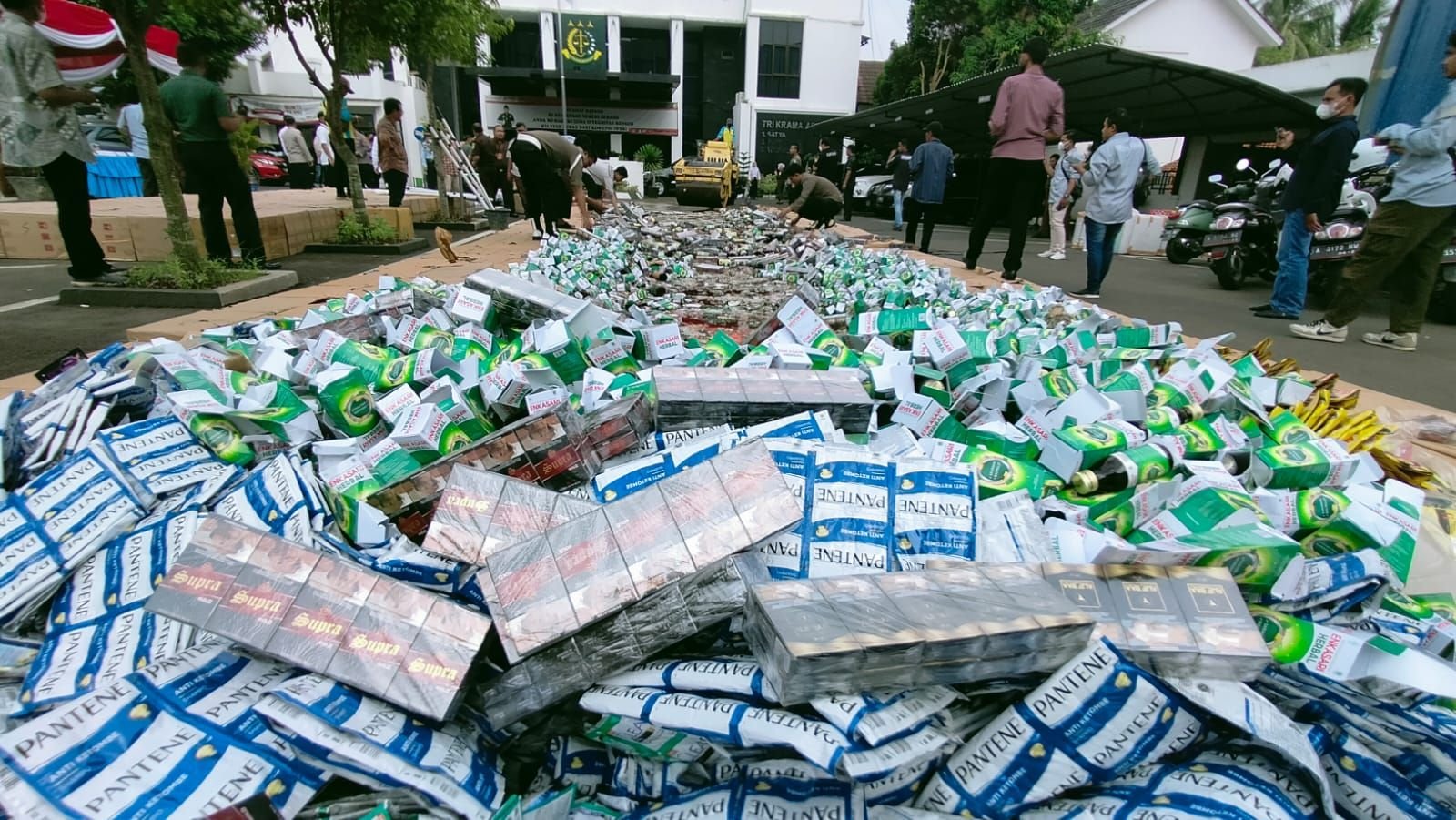 Dilindas hingga Dibakar, 3Juta Batang Rokok Ilegal Dimusnahkan Kejari Serang 1 Dilindas hingga Dibakar, 3Juta Batang Rokok Ilegal Dimusnahkan Kejari Serang