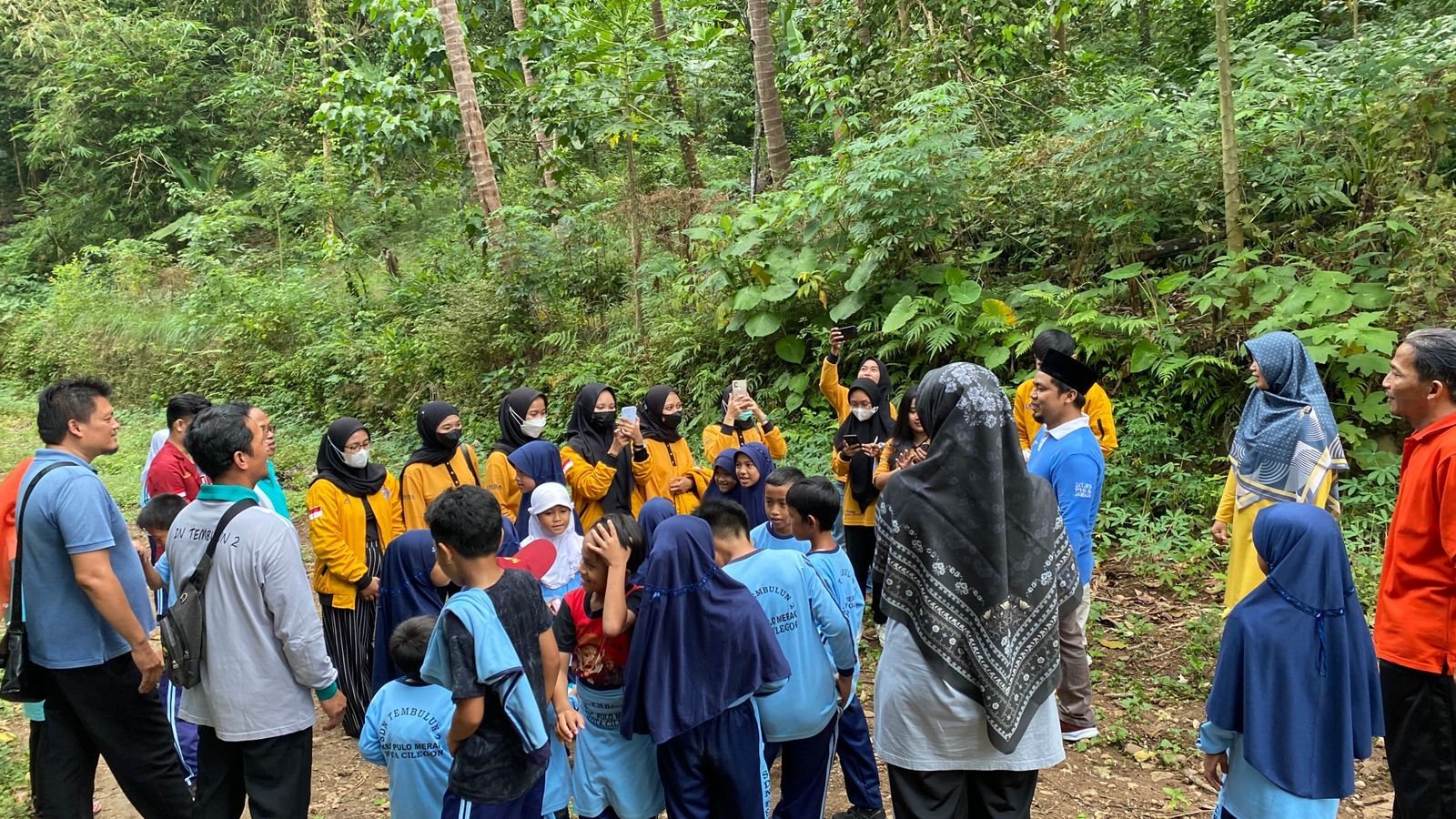 Hari Anak Nasional, Kelurahan Mekarsari Kota Cilegon Gandeng Mahasiswa Uniba Bagikan Susu ke Siswa SD 1 Hari Anak Nasional, Kelurahan Mekarsari Kota Cilegon Gandeng Mahasiswa Uniba Bagikan Susu ke Siswa SD