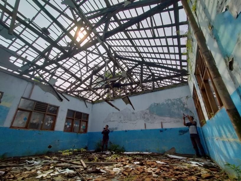 Atap Ruang Belajar SDN Muncangkopong Kabupaten Lebak Ambruk