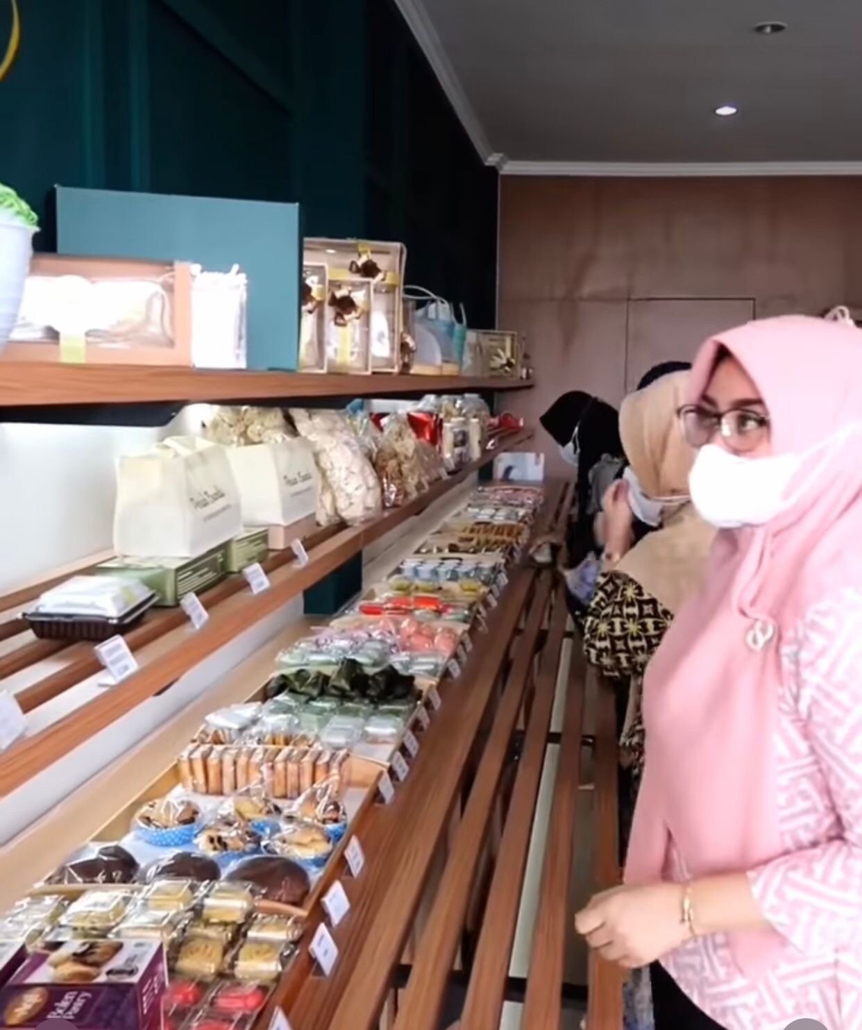 Toko Kue Periuk Bunda Gunakan Bahan Kebun Sendiri Agar Produk Terjaga