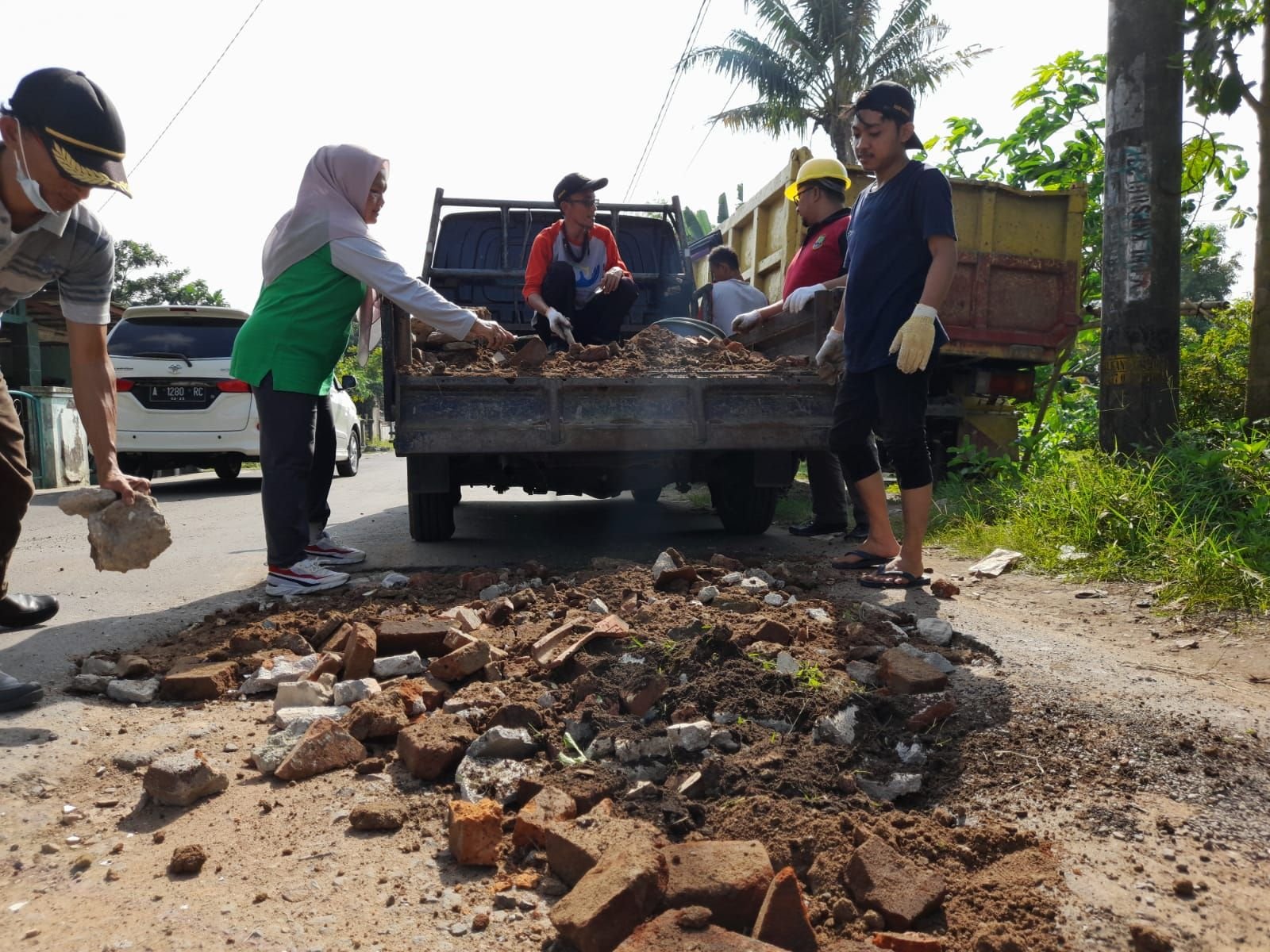 Pejabat dan Staf Kelurahan Purwakarta Kompak Urug Jalan Berlubang, Lurah: Bakal Dilakukan Tiap Jumat