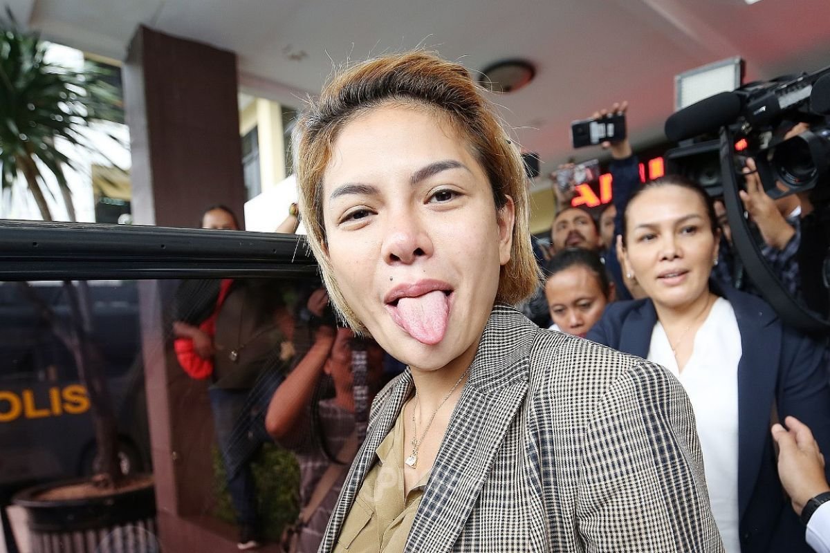 Sindir kehidupan hedon anggota polisi, Nikita Mirzani semprot Najwa Shihab: Lama-lama kayak netizen! 1 13 History Kasus Nikita Mirzani hingga Jadi Tersangka