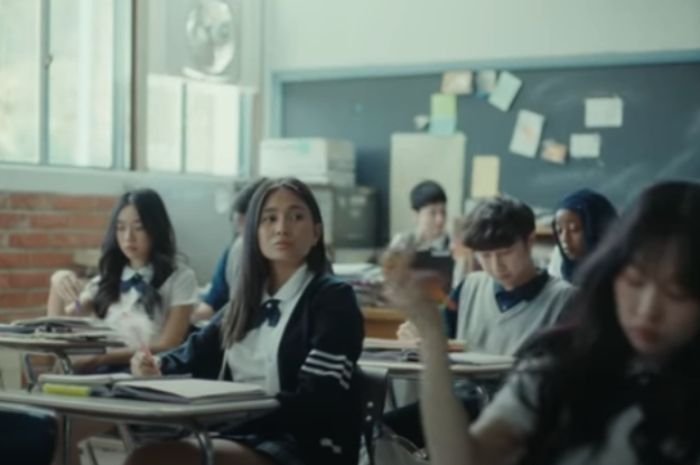 Lirik dan Terjemahan Lagu High School in Jakarta yang Dinyanyikan oleh Niki