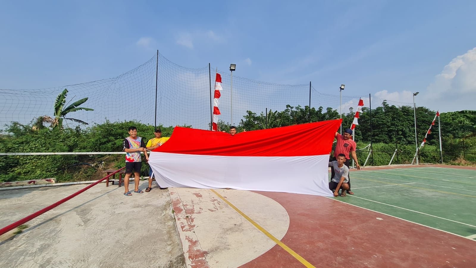Ungkap Rasa Syukur Merdeka dari Covid-19, Warga Kota Serang Banten Kibarkan Bendera Merah Putih Ukuran Jumbo