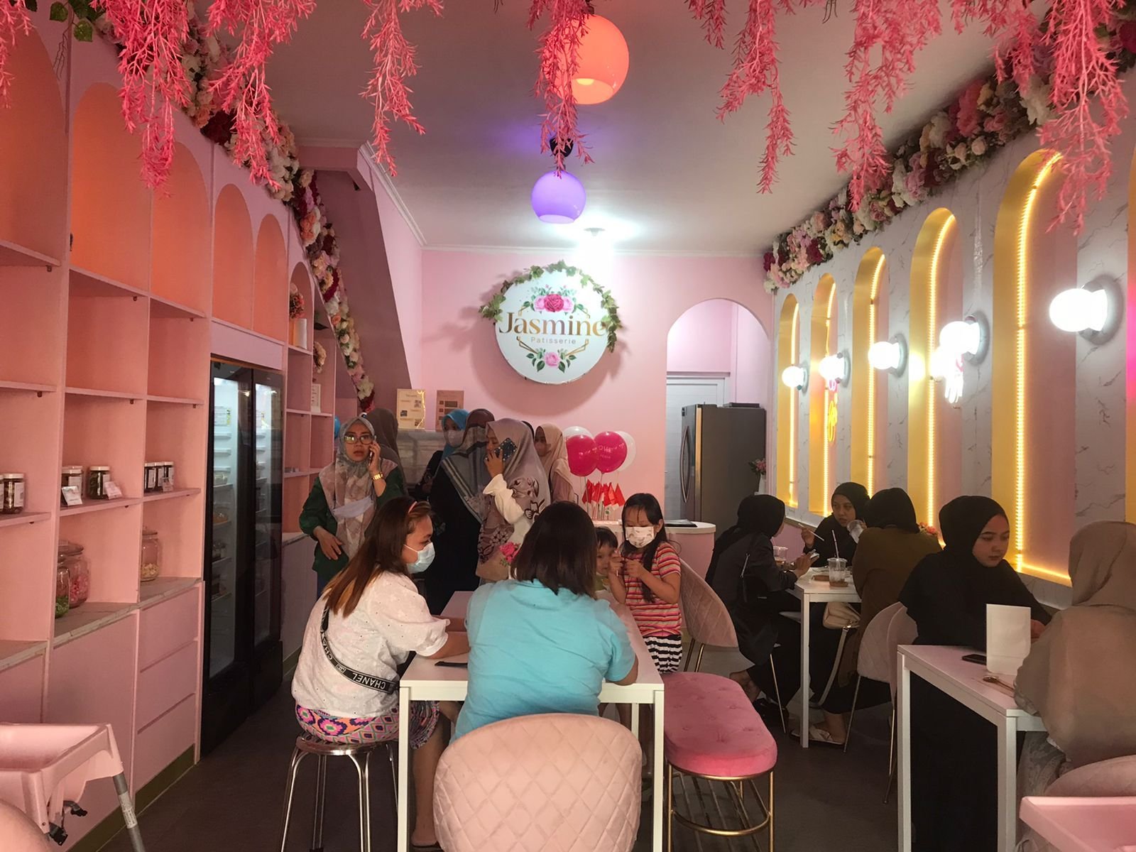 Jasmine Patisserie Tempat Nongkrong Murah & Enak Berkonsep Pink