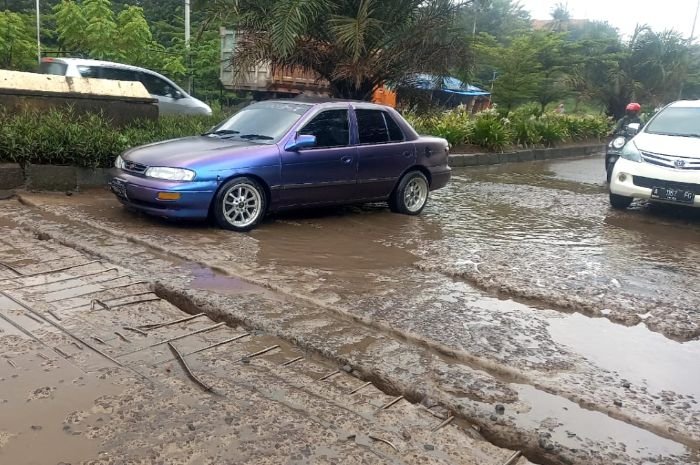 JLS Kota Cilegon Hancur, Lubang Besar hingga Besi Nongol di Badan Jalan