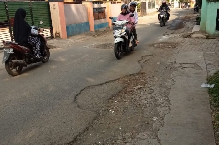 Keluhkan Jalan Poros Kubil Kota Serang Rusak, Warga Khawatirkan Hal Ini Terjadi Ketika Malam Hari