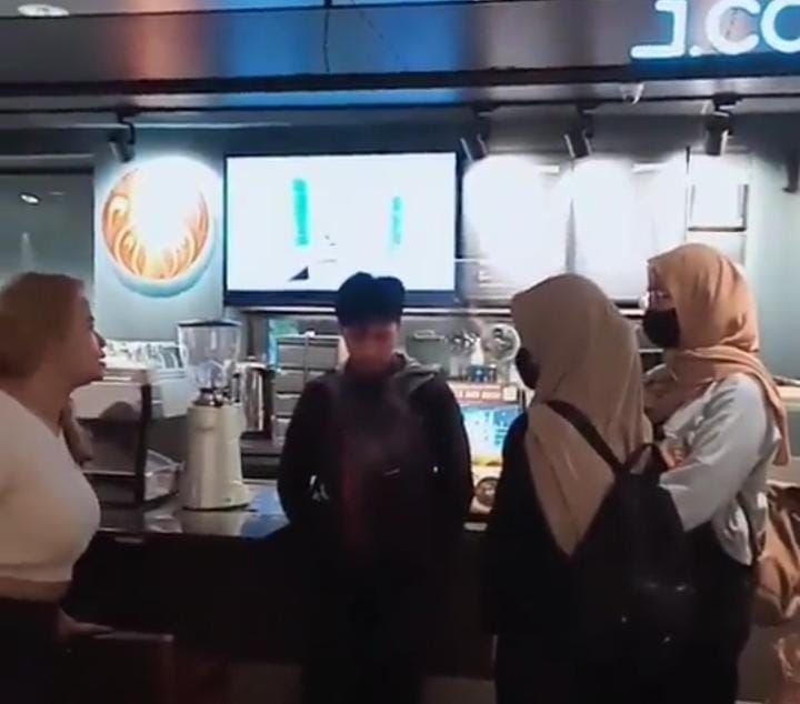 Viral! Wanita Memaki-maki Karyawati JCO Serang Lantaran Dituding Genit kepada Suaminya