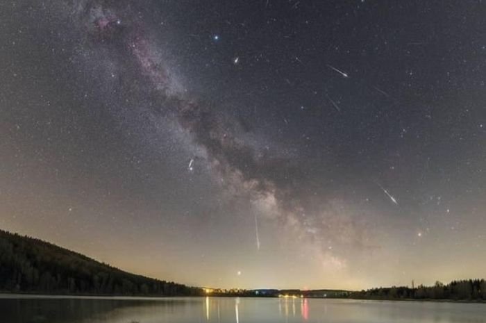 Indonesia Jadi Tempat Terbaik Menyaksikan Hujan Meteor Perseid, di Sini Lokasi Tepatnya 1 Indonesia Jadi Tempat Terbaik Menyaksikan Hujan Meteor Perseid, di Sini Lokasi Tepatnya
