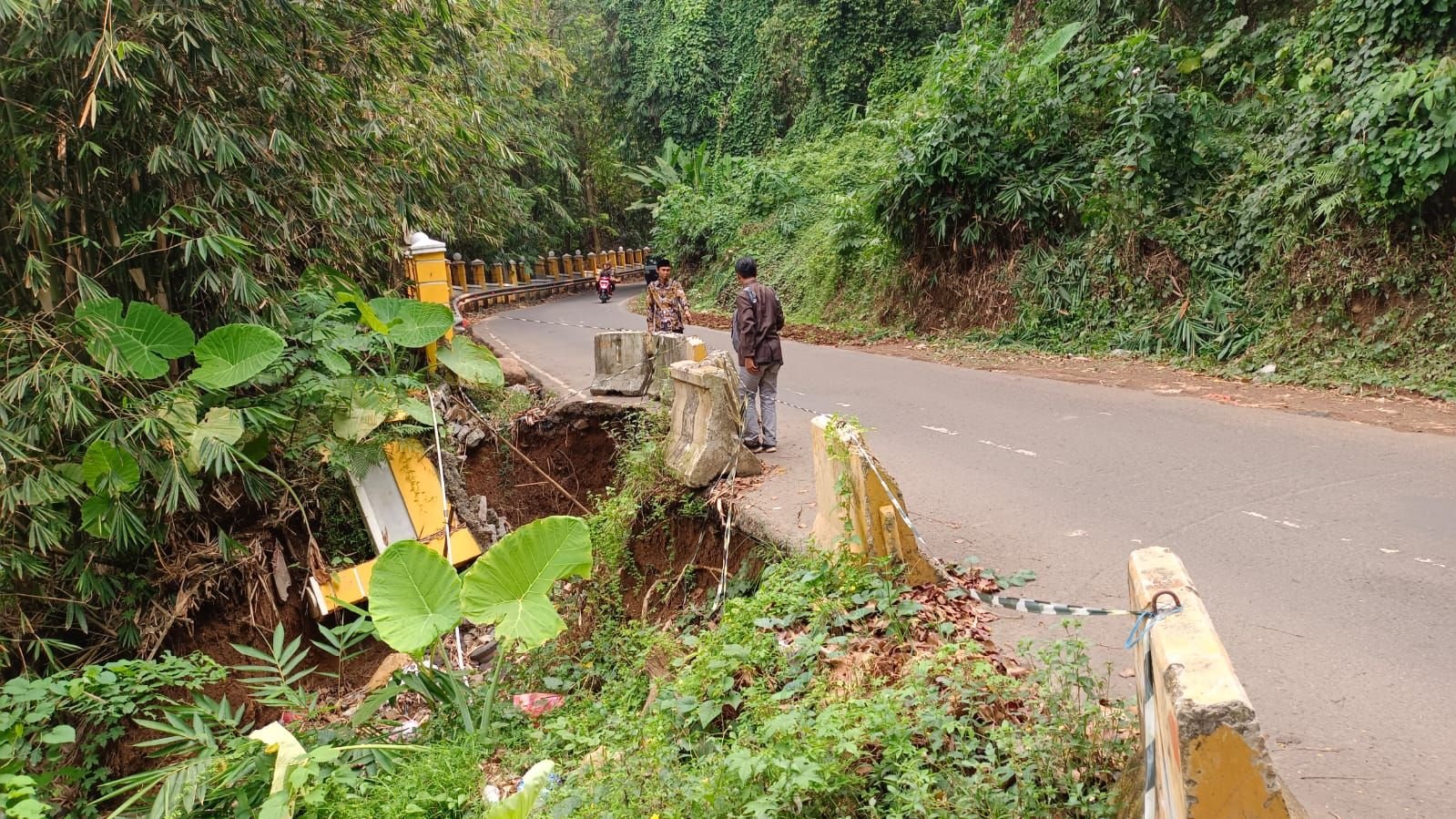 Ini Penyebab Perbaikan Jalan Longsor di Taktakan Kota Serang Lama 1 Anggota DPRD Kota Serang Tinjau Lokasi Longsor Taktakan, Sudah 6 Bulan Dibiarkan Tidak Diperbaik