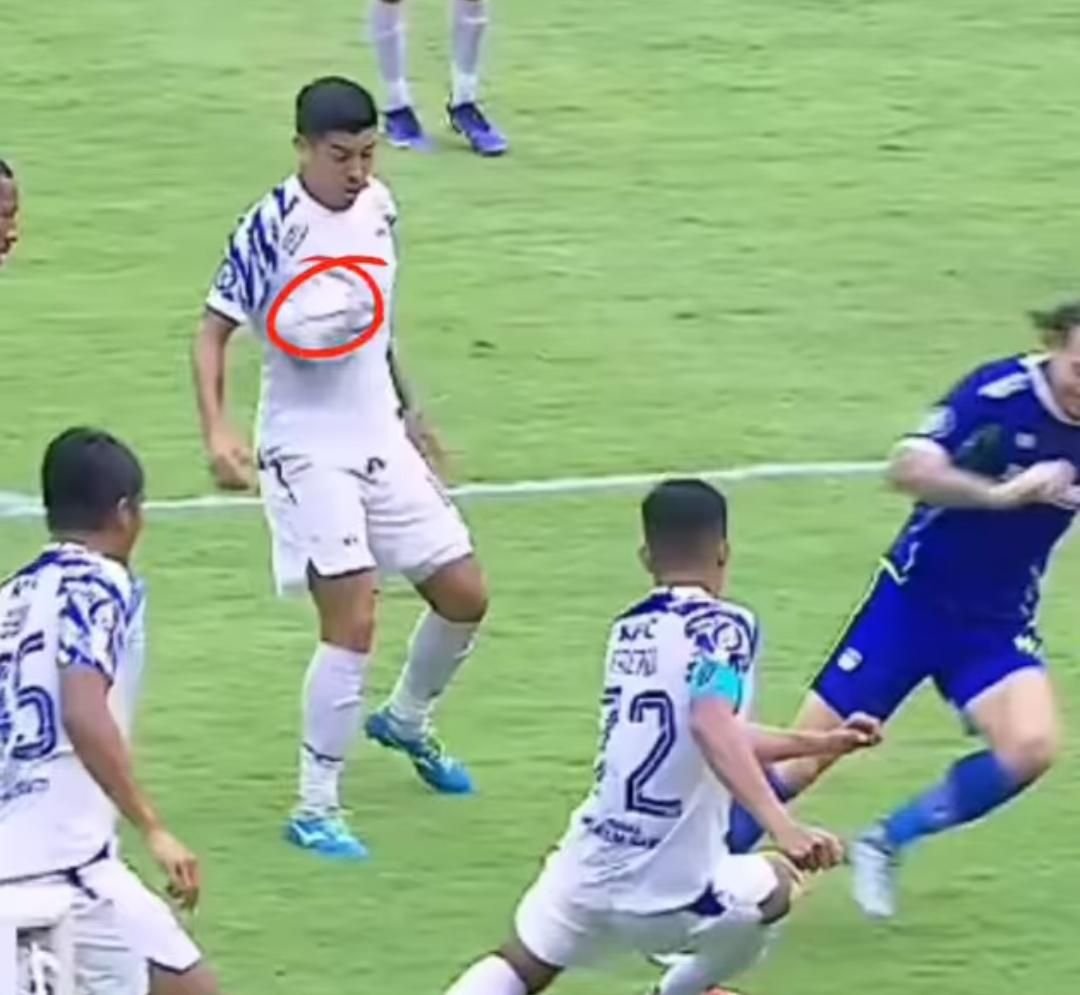 Handball Kontroversial Antarkan Persib Raih Kemenangan Perdana di Liga 1 1 Handball Kontroversial Antarkan Persib Raih Kemenangan Perdana di Liga 1