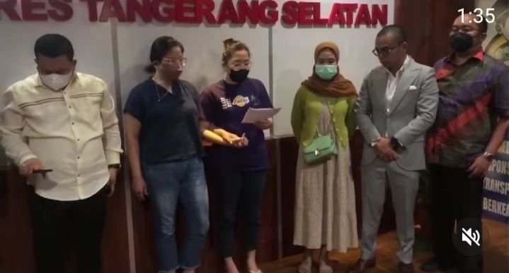 Wanita Pengutil Cokelat di Alfamart Akhirnya Minta Maaf, Menangis dan Tak Bisa Berkata-kata 1 Wanita Pengutil Cokelat di Alfamart Akhirnya Minta Maaf, Menangis dan Tak Bisa Berkata-kata