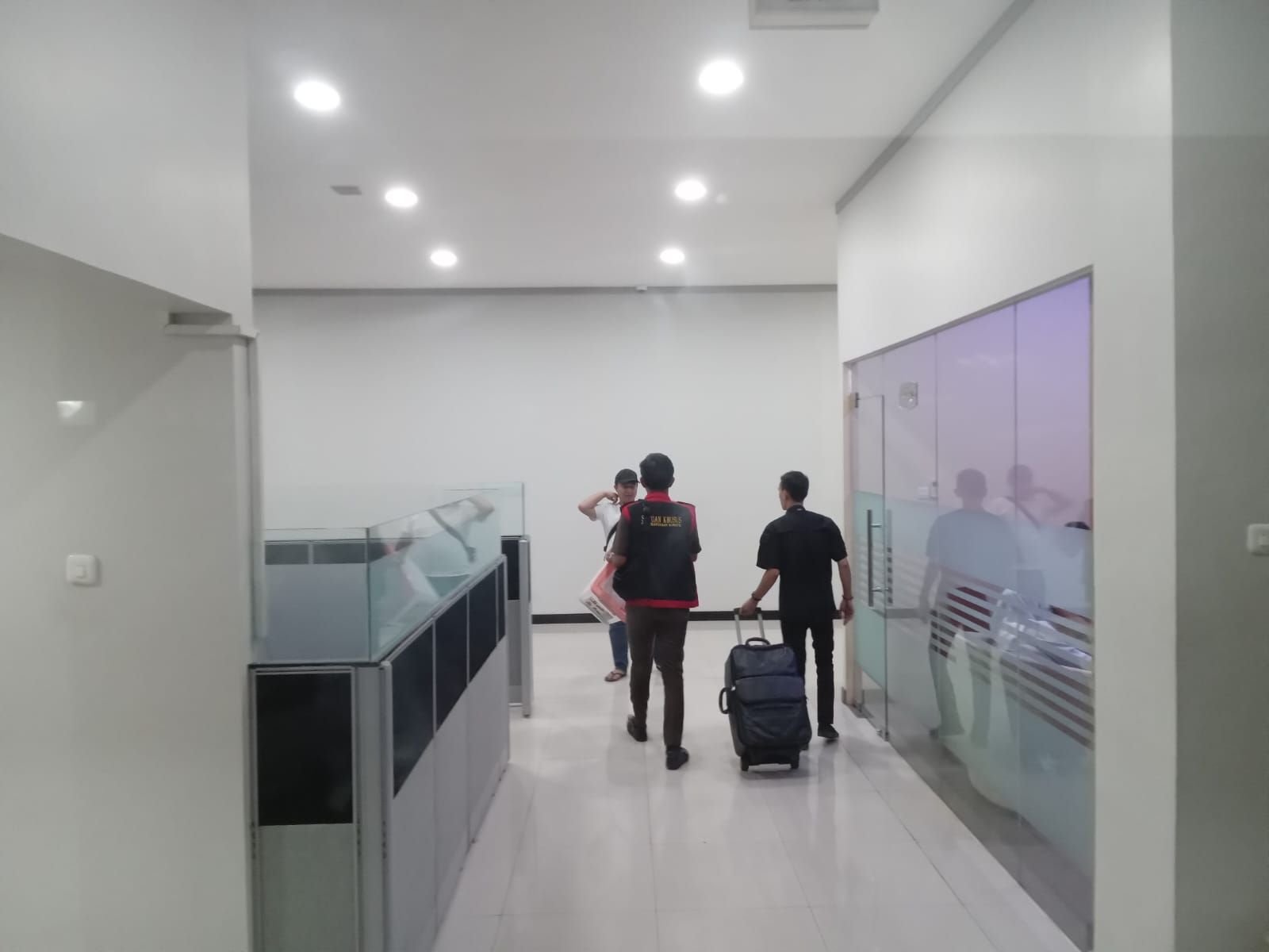 Bank BRI Cabang Pandeglang Digeledah Penyidik Kejaksaan Negeri. Waduh, Sejumlah Berkas Diamankan 1 Bank BRI Cabang Pandeglang Digeledah Penyidik Kejaksaan Negeri. Waduh, Sejumlah Berkas Diamankan