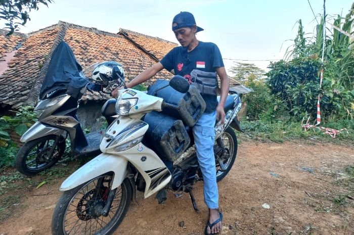 Warga Kedurung Kota Cilegon Kesulitan Air Bersih, Terpaksa Gunakan Ojek Air Rp 15 Ribu per 2 Jeriken