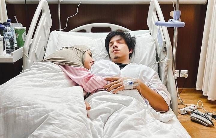 Tunjukkan Rasa Cinta kepada Sang Suami, Aurel Hermansyah Temani Tidur Atta Halilintar di Rumah Sakit 3 Atta Halilintar Terserang Penyakit DBD, Aurel Hermansyah Doakan Kesembuhan untuk Sang Suami