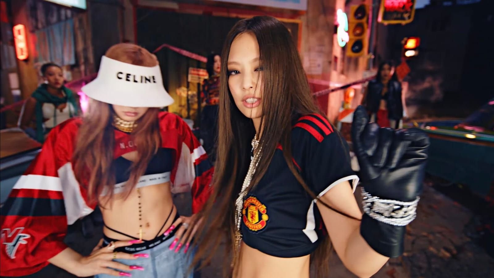 Alasan Jennie BLACKPINK Gunakan Jersey MU dalam MV Pink Venom 2 Alasan Jennie BLACKPINK Gunakan Jersey MU dalam MV Pink Venom