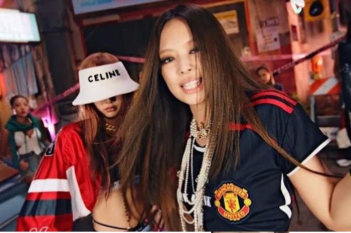 Pesan Tersembunyi dari Jennie BLACKPINK Pakai Kaus Manchester United di MV ‘Pink Venom' 1 Pesan Tersembunyi dari Jennie BLACKPINK Pakai Kaus Manchester United di MV ‘Pink Venom'