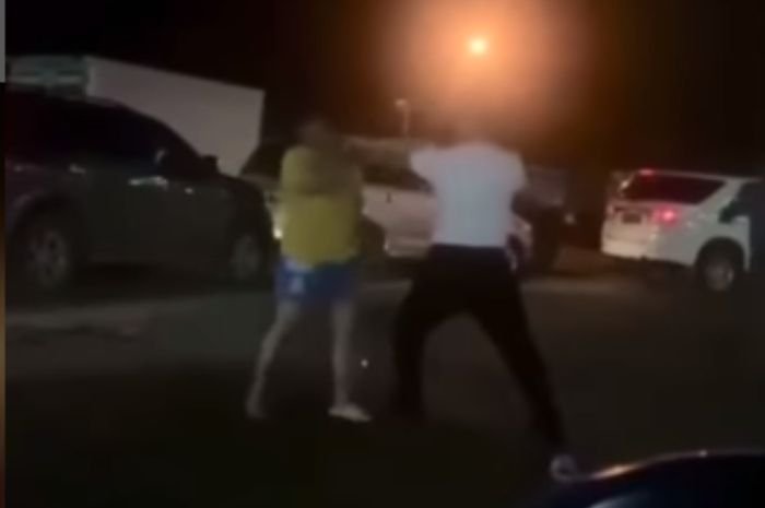 Heboh, Beredar Rekaman CCTV Diduga Anggota DPRD Palembang Pukuli Gadis di SPBU 1 Heboh, Beredar Rekaman CCTV Diduga Anggota DPRD Palembang Pukuli Gadis di SPBU