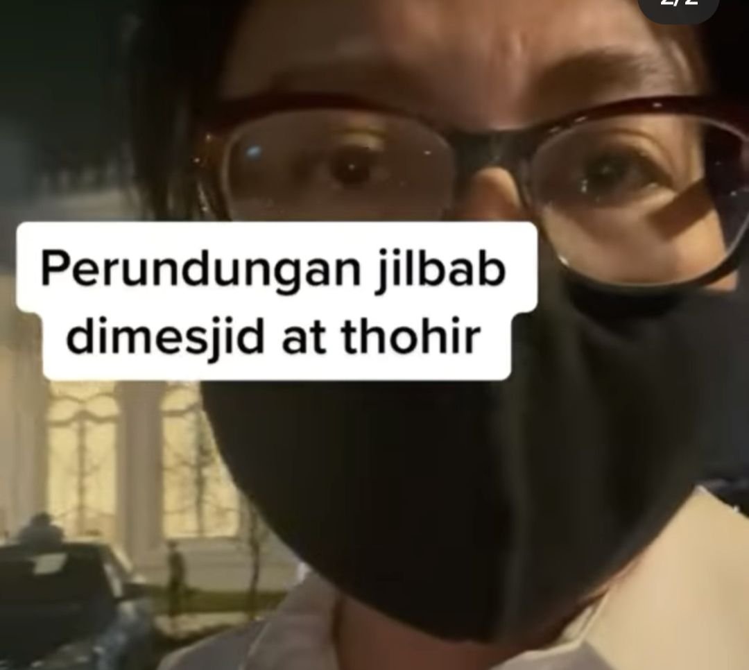 Wanita Ini Mengaku Dilarang Sholat di Masjid At Thohir Gegara Tidak Berjilbab, Bawa-bawa Istri Erick Thohir 1 Wanita Ini Mengaku Dilarang Sholat di Masjid At Thohir Gegara Tidak Berjilbab, Bawa-bawa Istri Erick Thohir