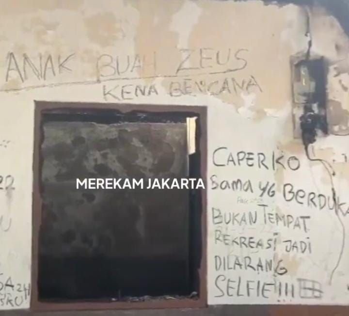 Kecewa Kurangnya Bantuan dan Publikasi, Coretan Nada Protes Muncul di Lokasi Kebakaran Simprug 8 Kecewa Kurangnya Bantuan dan Publikasi, Coretan Nada Protes Muncul di Lokasi Kebakaran Simprug